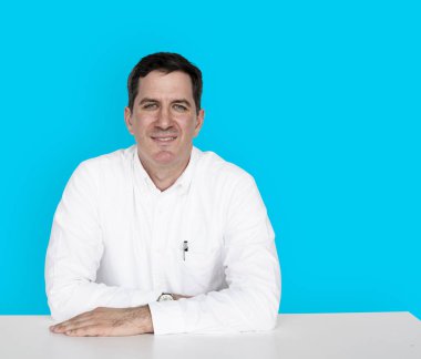 Beyaz tişörtlü adam