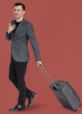 İş adamı bavul taşıyor.