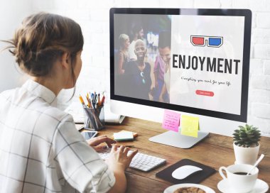 bilgisayar ile çalışan kadın 