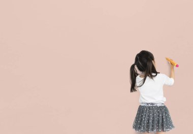 Kız büyük kalemle çizim