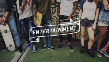 Arkadaşlar birlikte vakit geçiriyorlar.