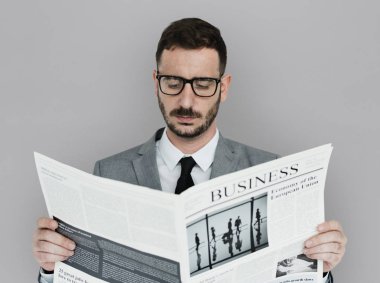 Gazete okuyan adam