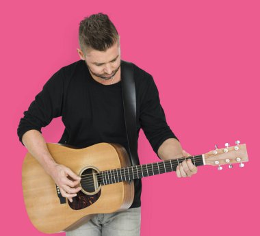 Adam akustik gitar çalıyor.