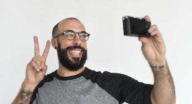  adam selfie fotoğraf makinesi ile yapma