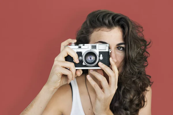 Женщина держит камеру — стоковое фото