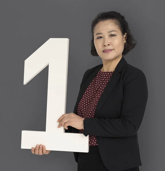 Asiatique femme d'affaires tenant Numéro Un — Photo