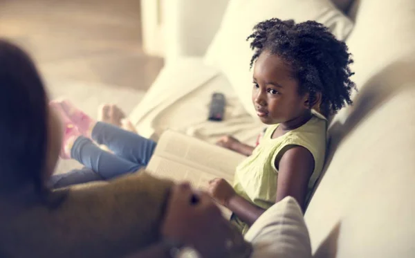 Μικρό κορίτσι διαβάζει το βιβλίο — Φωτογραφία Αρχείου