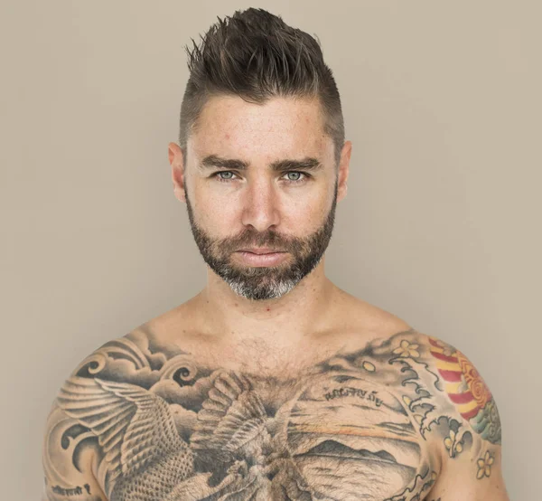 Pohledný muž s tetováním — Stock fotografie