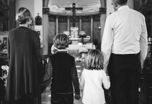 Groep mensen in de kerk — Stockfoto