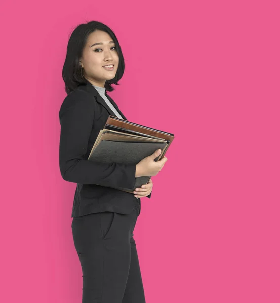 Азиатская предпринимательница с документами — стоковое фото