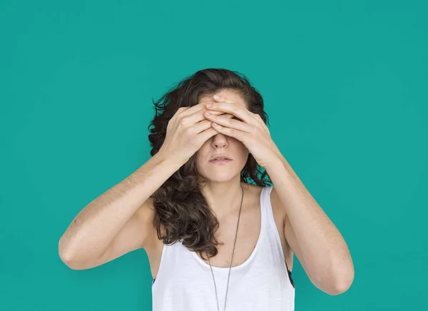 Женщина закрывает глаза руками — стоковое фото