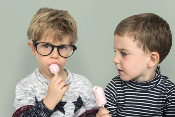 Jongens eten van ijs — Stockfoto