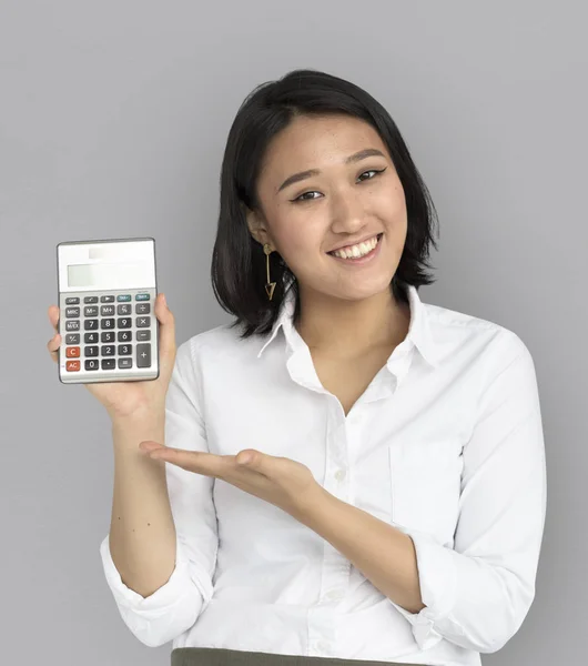 Азиатская женщина держит калькулятор — стоковое фото
