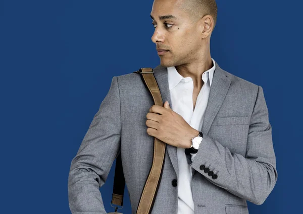 Hombre de negocios afroamericano con bolsa —  Fotos de Stock