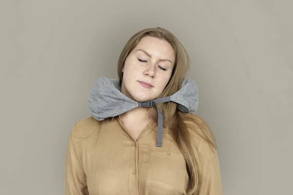 Žena spí na cestovní polštář — Stock fotografie