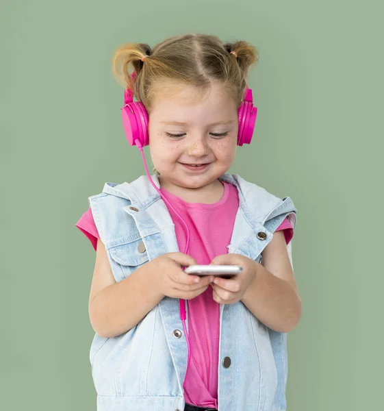 Дівчина в рожевих навушниках — стокове фото