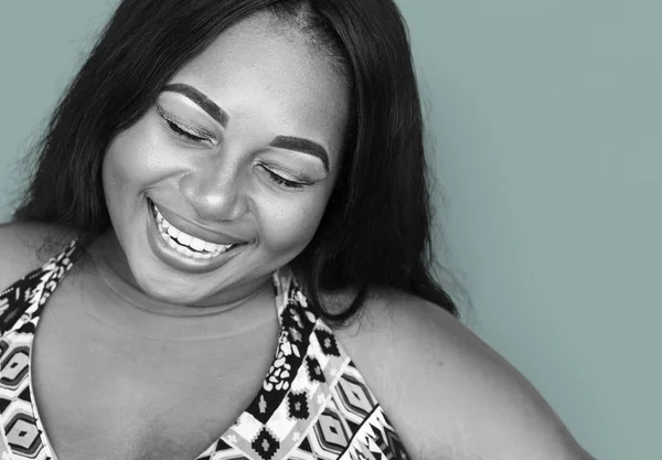 Afrikaanse vrouw die lacht — Stockfoto