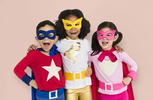 Niños con disfraces de superhéroes — Foto de Stock