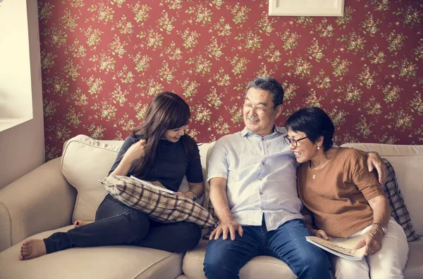 Asiatisch familie having spaß im wohnzimmer — Stockfoto