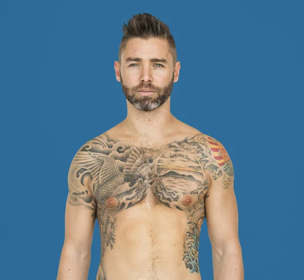 Beau homme avec des tatouages — Photo