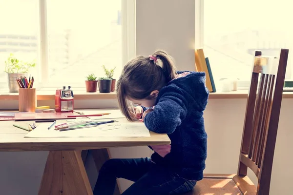 Niña dibujando en casa —  Fotos de Stock