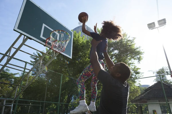 Pai e filha jogando basquete — Fotografia de Stock