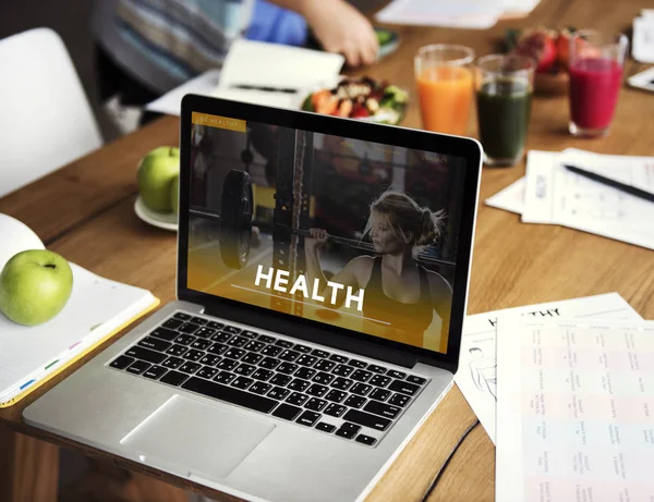 Laptop na mesa com dieta alimentar — Fotografia de Stock