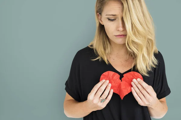 Mujer sosteniendo corazón roto — Foto de Stock