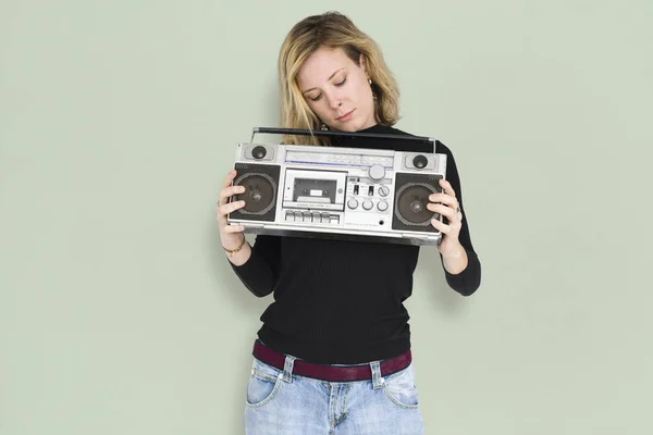 Жінка тримає музичний автомат — стокове фото