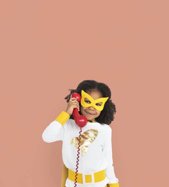 Menina em máscara segurando telefone — Fotografia de Stock