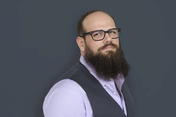 Hombre con barba posando en estudio —  Fotos de Stock