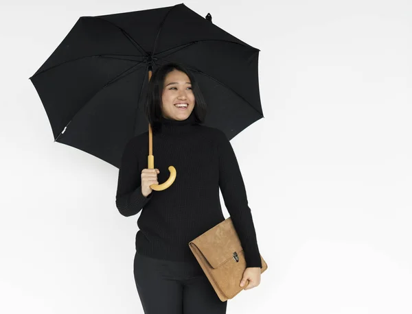 Asiático mujer de negocios bajo paraguas — Foto de Stock