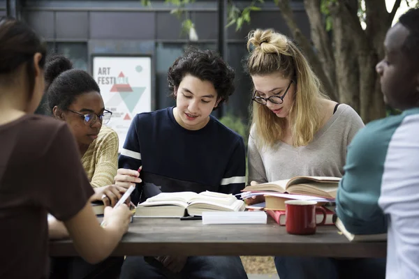 Estudantes multiétnicos brainstorming juntos — Fotografia de Stock