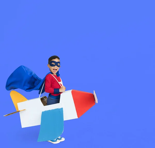 Chlapec hraje s papírovým letadlem — Stock fotografie