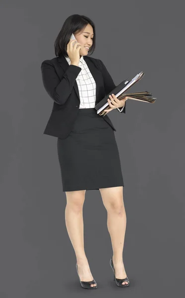Asiatique femme d'affaires tenant des documents — Photo
