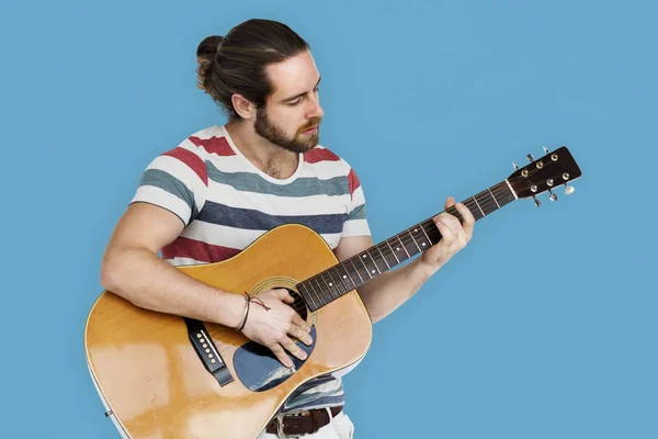 Homme jouant à la guitare — Photo