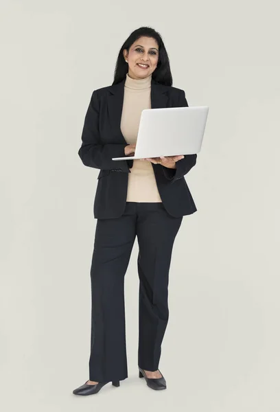 Mujer de negocios usgin portátil — Foto de Stock