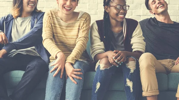 Glada unga människor — Stockfoto