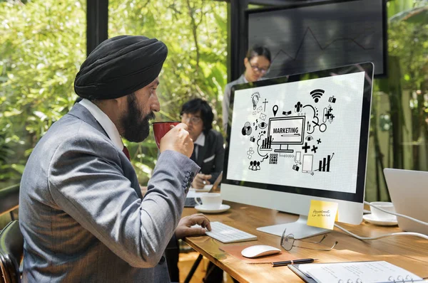 Geschäftsmann mit Laptop — Stockfoto