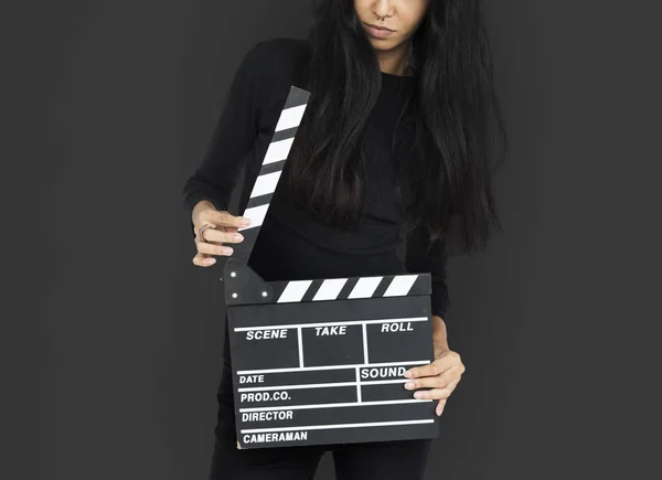 Kvinnan håller i händerna filmklappa — Stockfoto