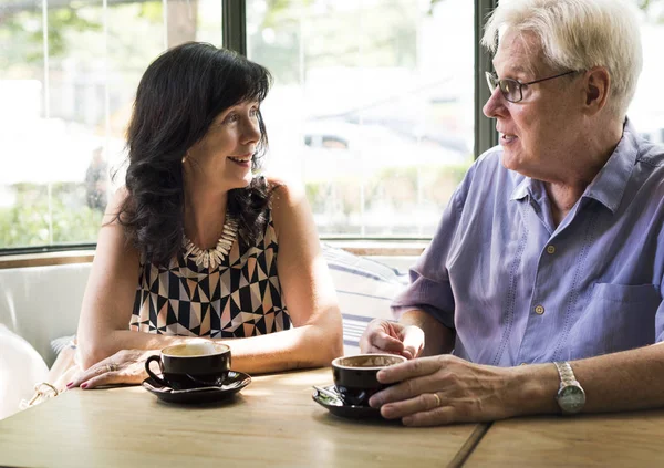 Зрелая пара наслаждается кофе — стоковое фото