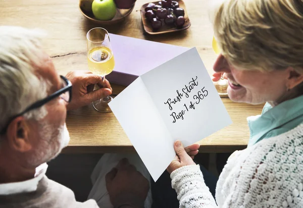 Coppia anziana con biglietto di auguri — Foto Stock