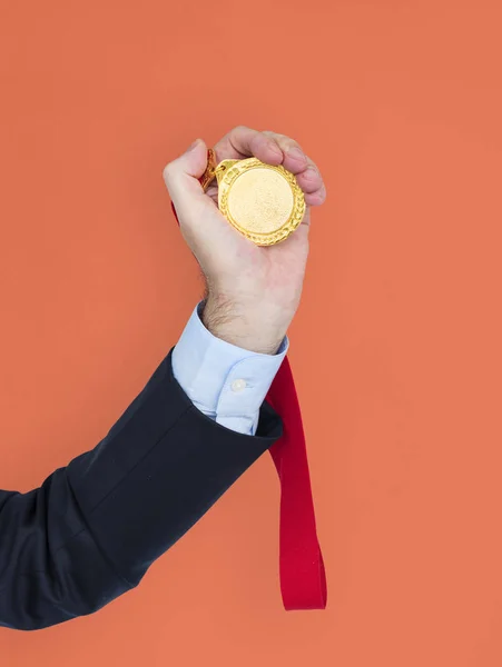 Obchodní muž drží zlaté medaile — Stock fotografie