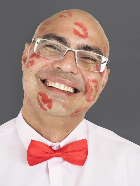 Homme en rouge à lèvres baisers sur le visage — Photo
