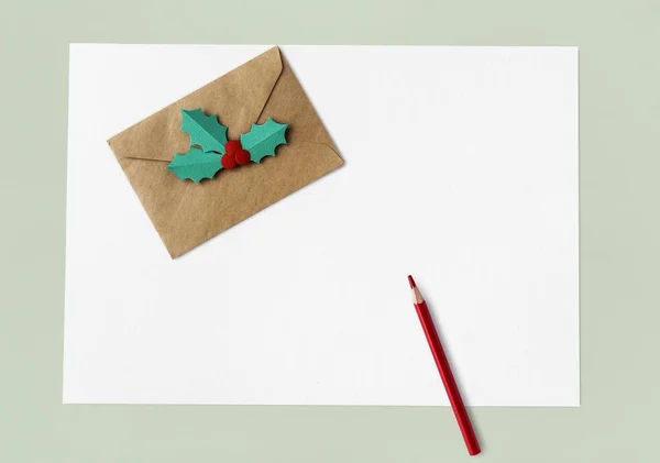 Святковий конверт і олівець — стокове фото