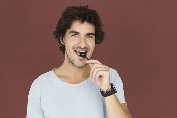 Όμορφος άνδρας τρώει γλυκά — Φωτογραφία Αρχείου