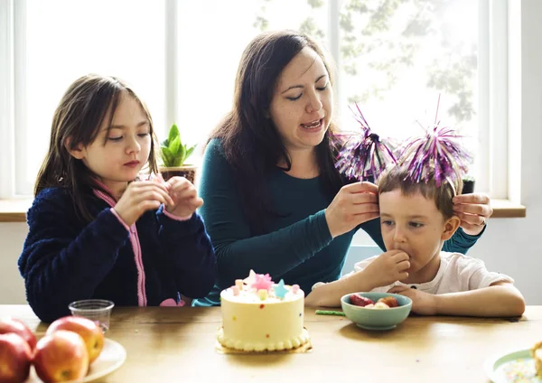 Mãe com filho e filha — Fotografia de Stock