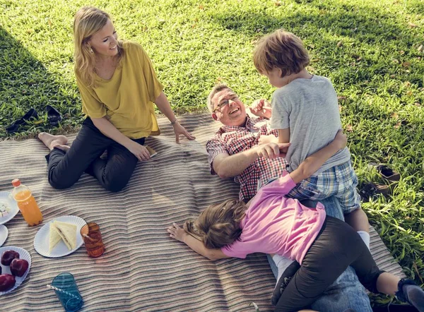 Familia haciendo picnic en el parque —  Fotos de Stock