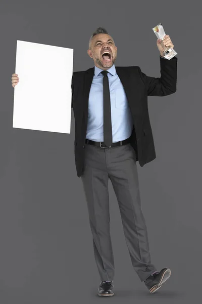 Бизнесмен с пустым бумажным плакатом — стоковое фото