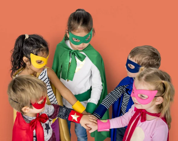 Børn i superhelte kostumer - Stock-foto